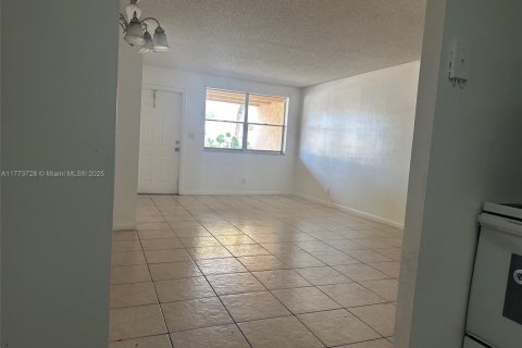 Condo in Oakland Park, Florida, 2 bedrooms  № 1862892 - photo 3