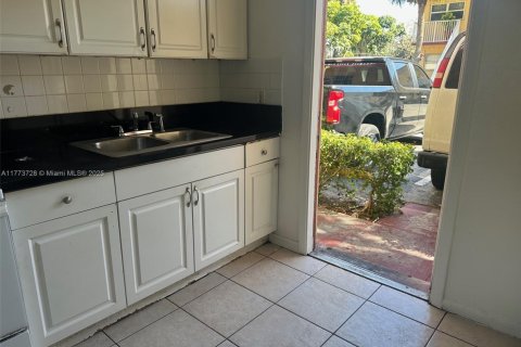Condo in Oakland Park, Florida, 2 bedrooms  № 1862892 - photo 12