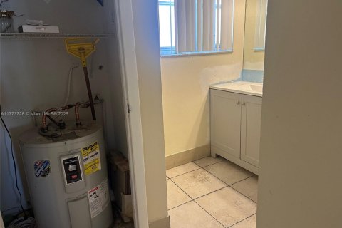 Condo in Oakland Park, Florida, 2 bedrooms  № 1862892 - photo 7