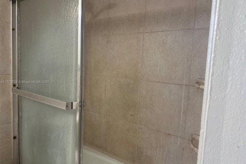 Condo in Oakland Park, Florida, 2 bedrooms  № 1862892 - photo 8