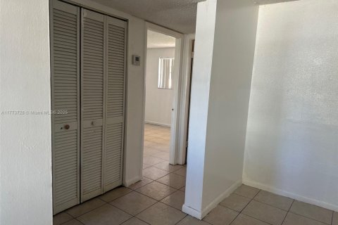 Condo in Oakland Park, Florida, 2 bedrooms  № 1862892 - photo 5