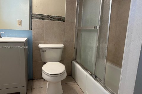 Condo in Oakland Park, Florida, 2 bedrooms  № 1862892 - photo 6