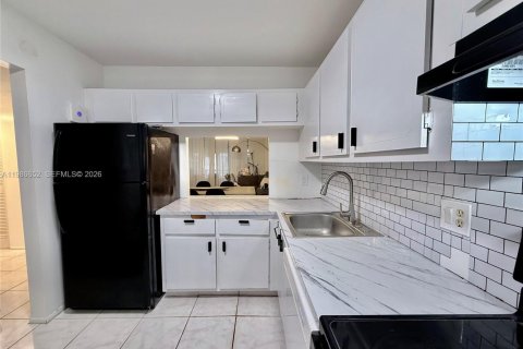 Condo in Tamarac, Florida, 2 bedrooms № 2050611 - photo 5