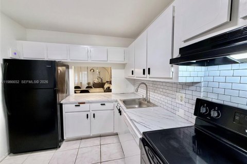 Condo in Tamarac, Florida, 2 bedrooms № 2050611 - photo 3