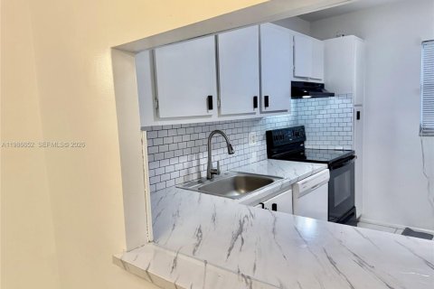 Condo in Tamarac, Florida, 2 bedrooms № 2050611 - photo 6