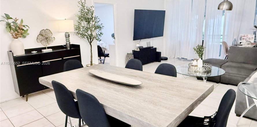 Condo in Tamarac, Florida, 2 bedrooms № 2050611