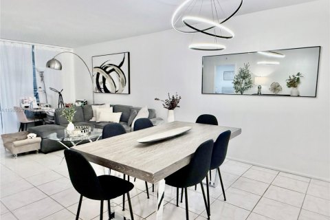 Condo in Tamarac, Florida, 2 bedrooms № 2050611 - photo 2