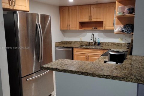 Condo in North Miami, Florida, 2 bedrooms  № 1990236 - photo 6