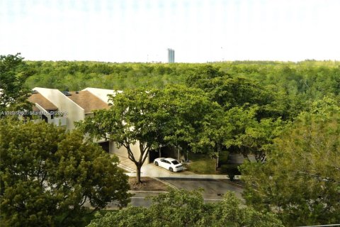 Condo in North Miami, Florida, 2 bedrooms  № 1990236 - photo 18