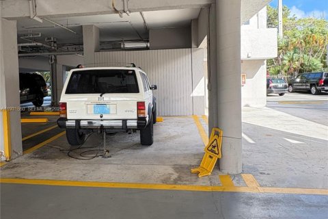 Condo in North Miami, Florida, 2 bedrooms  № 1990236 - photo 28