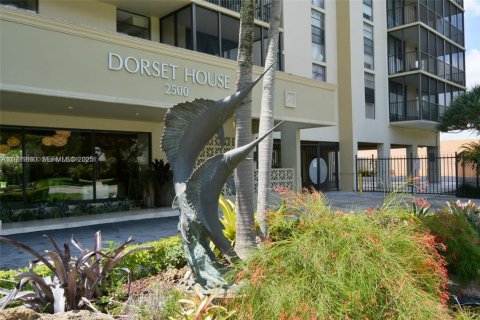 Condo in North Miami, Florida, 2 bedrooms  № 1990236 - photo 2