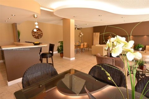 Condo in North Miami, Florida, 2 bedrooms  № 1990236 - photo 24