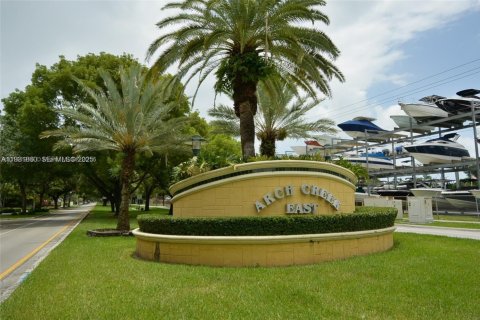 Condo in North Miami, Florida, 2 bedrooms  № 1990236 - photo 16