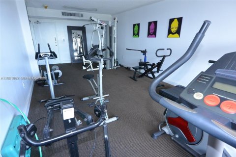 Condo in North Miami, Florida, 2 bedrooms  № 1990236 - photo 25