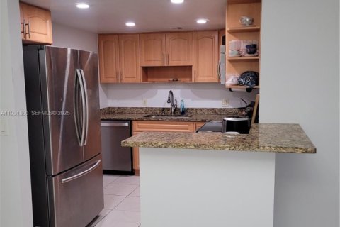 Condo in North Miami, Florida, 2 bedrooms  № 1990236 - photo 5