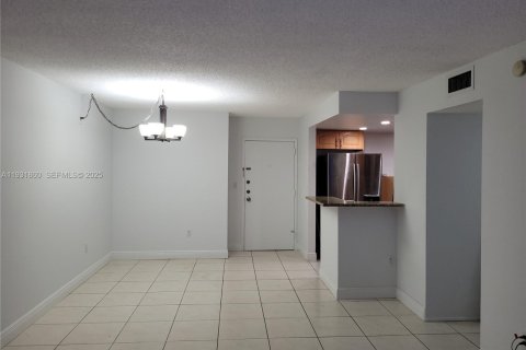 Condo in North Miami, Florida, 2 bedrooms  № 1990236 - photo 4