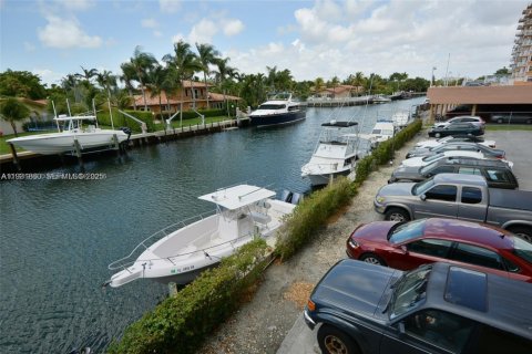Condo in North Miami, Florida, 2 bedrooms  № 1990236 - photo 22