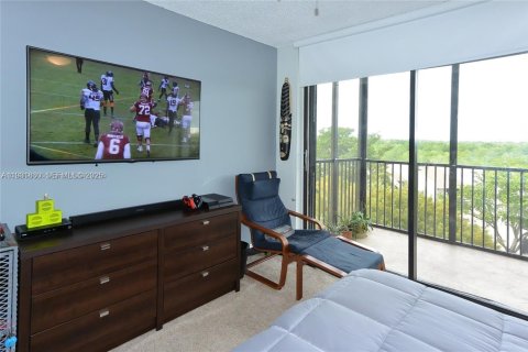 Condo in North Miami, Florida, 2 bedrooms  № 1990236 - photo 13