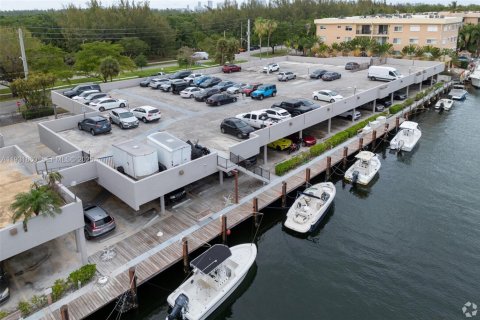 Condo in North Miami, Florida, 2 bedrooms  № 1990236 - photo 21