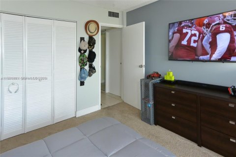 Condo in North Miami, Florida, 2 bedrooms  № 1990236 - photo 12