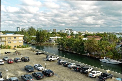 Condo in North Miami, Florida, 2 bedrooms  № 1990236 - photo 20