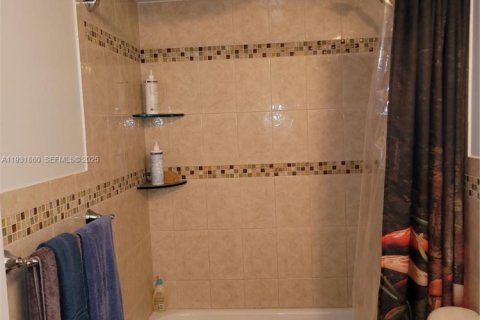 Condo in North Miami, Florida, 2 bedrooms  № 1990236 - photo 11