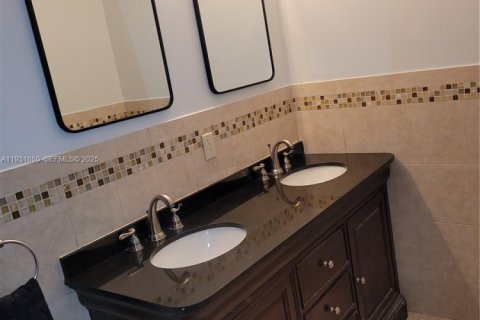 Condo in North Miami, Florida, 2 bedrooms  № 1990236 - photo 10