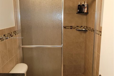 Condo in North Miami, Florida, 2 bedrooms  № 1990236 - photo 15