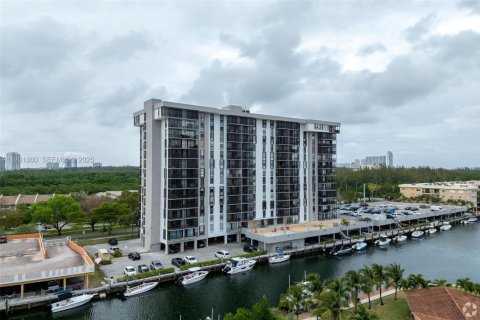 Condo in North Miami, Florida, 2 bedrooms  № 1990236 - photo 3