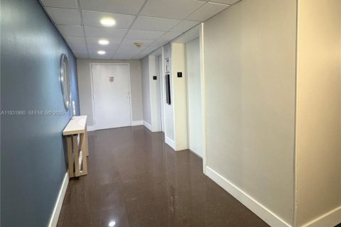 Condo in North Miami, Florida, 2 bedrooms  № 1990236 - photo 27