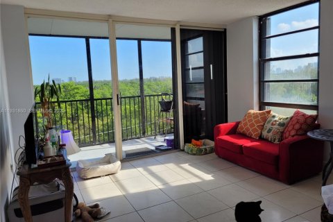 Condo in North Miami, Florida, 2 bedrooms  № 1990236 - photo 7