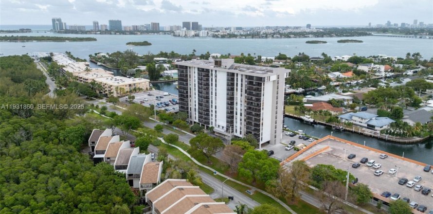 Condo in North Miami, Florida, 2 bedrooms  № 1990236