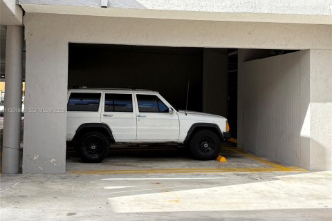 Condo in North Miami, Florida, 2 bedrooms  № 1990236 - photo 29