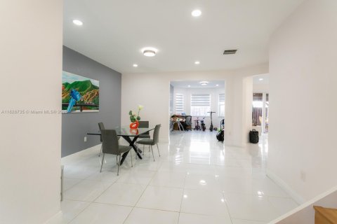 Townhouse in Doral, Florida 4 bedrooms, 219.9 sq.m. № 1802492 - photo 3