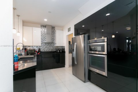 Townhouse in Doral, Florida 4 bedrooms, 219.9 sq.m. № 1802492 - photo 11