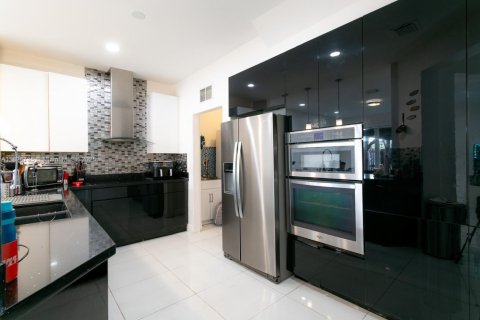 Townhouse in Doral, Florida 4 bedrooms, 219.9 sq.m. № 1802492 - photo 9