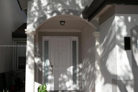 Townhouse in Doral, Florida 4 bedrooms, 219.9 sq.m. № 1802492 - photo 1