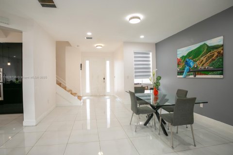 Townhouse in Doral, Florida 4 bedrooms, 219.9 sq.m. № 1802492 - photo 4