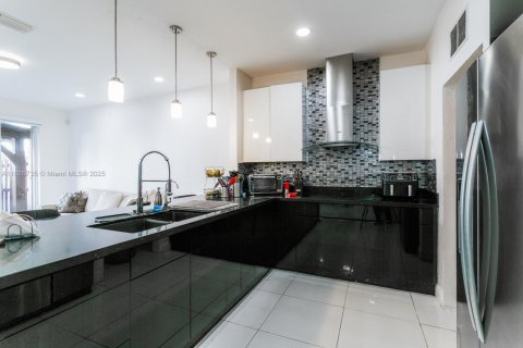 Townhouse in Doral, Florida 4 bedrooms, 219.9 sq.m. № 1802492 - photo 12