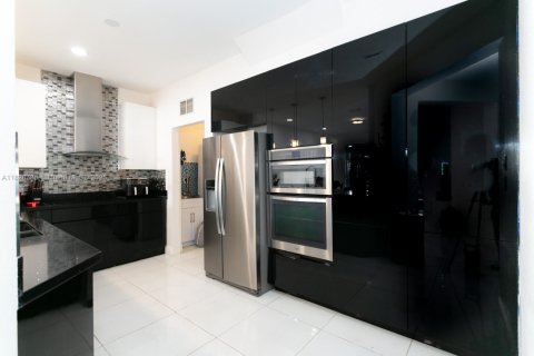 Townhouse in Doral, Florida 4 bedrooms, 219.9 sq.m. № 1802492 - photo 10