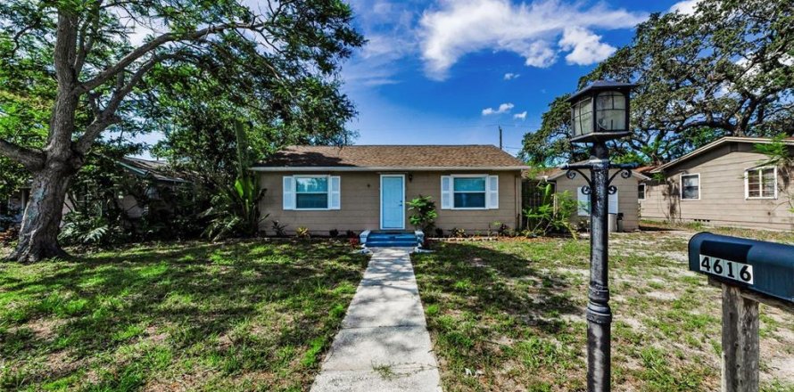 House in Saint Petersburg, Florida 2 bedrooms, 75.81 sq.m. № 1806775