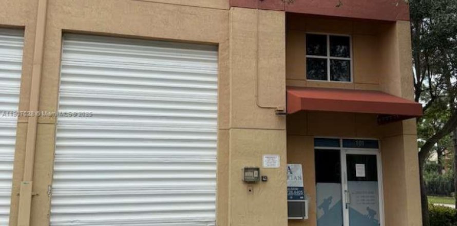 Propiedad comercial en Miami, Florida № 2012948