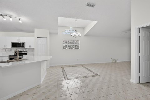 Casa en venta en Pembroke Pines, Florida, 3 dormitorios, 151.71 m2 № 2049515 - foto 2