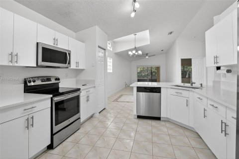 Casa en venta en Pembroke Pines, Florida, 3 dormitorios, 151.71 m2 № 2049515 - foto 3