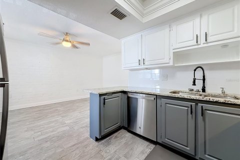 Condo in South Pasadena, Florida, 1 bedroom  № 2383334 - photo 13