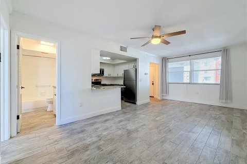Condo in South Pasadena, Florida, 1 bedroom  № 2383334 - photo 8
