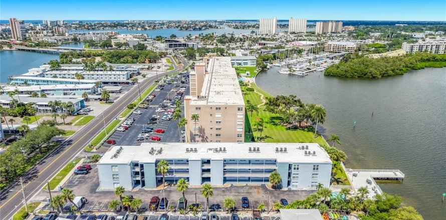 Condo in South Pasadena, Florida, 1 bedroom  № 2383334