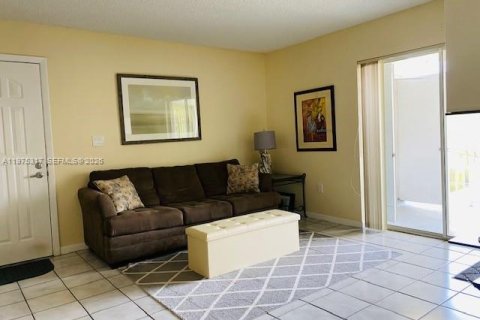 Снять в аренду кондоминиум в Катлер-Бей, Флорида 1 спальня, 75.53м2, № 2040287 - фото 2