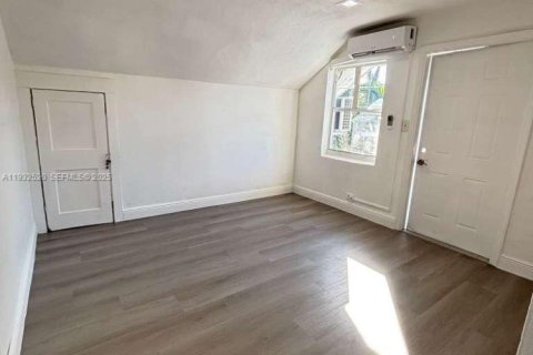 Снять в аренду виллу или дом в Майами, Флорида 9 спален, 323.67м2, № 1990890 - фото 1