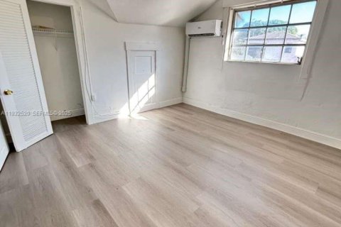 Снять в аренду виллу или дом в Майами, Флорида 9 спален, 323.67м2, № 1990890 - фото 8